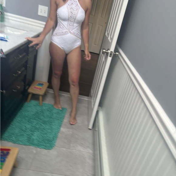 Elegant White Lace One-Piece Swimsuit - Picture 2 of 7